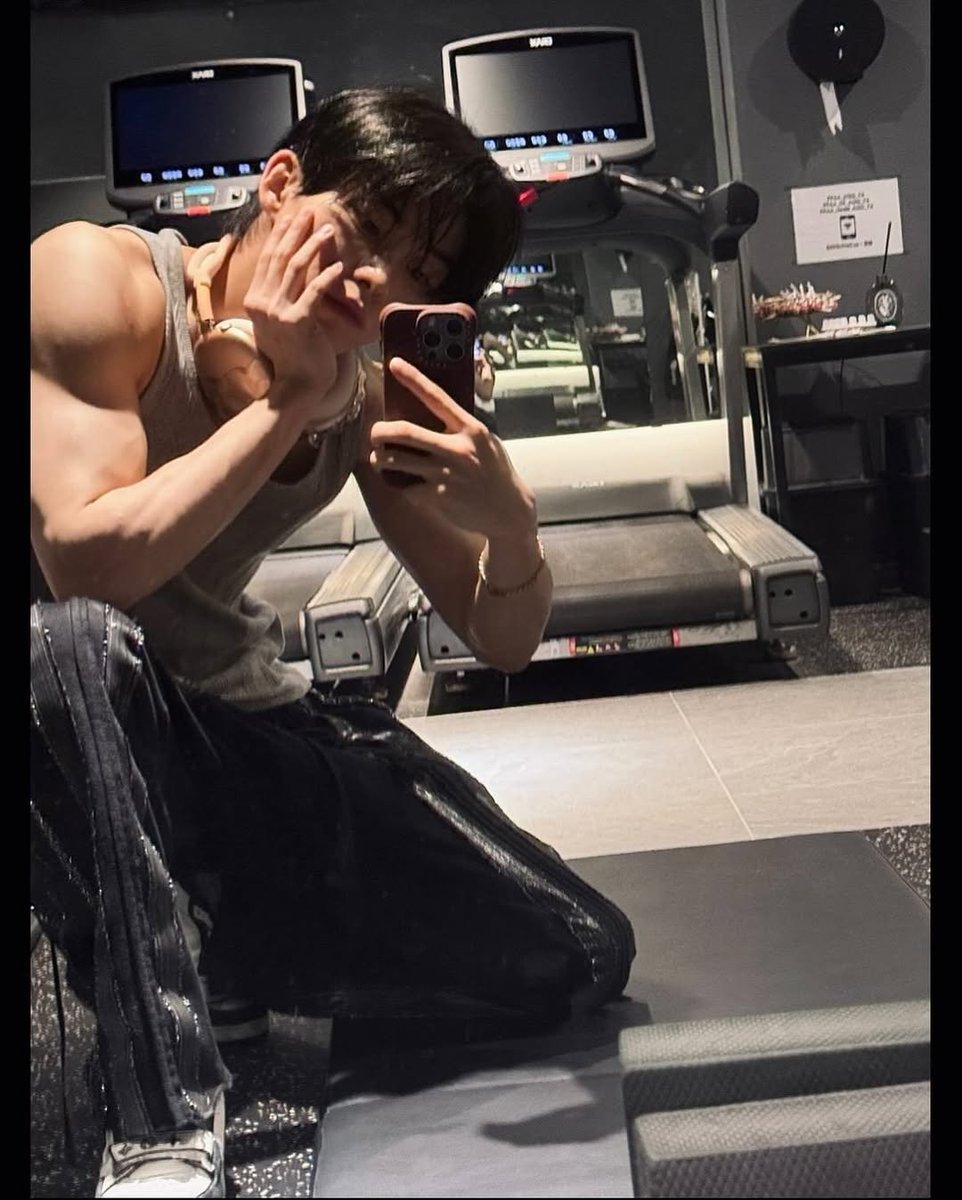 Hyusnjun's tweet photo. Gym diaries, vol. whateva. https://t.co/hFxXn1oPYY