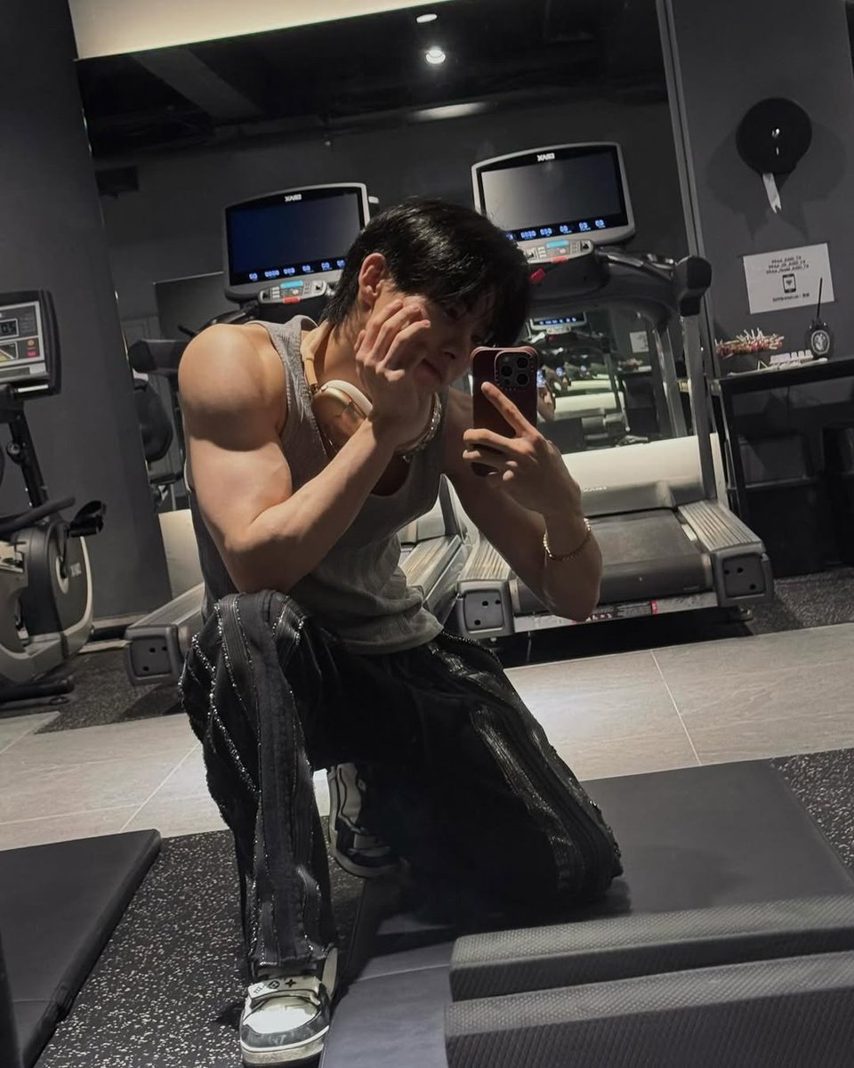 Hyusnjun's tweet photo. Gym diaries, vol. whateva. https://t.co/hFxXn1oPYY