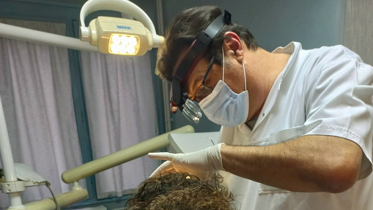 1/ 🦷 Da li ste znali da u Srbiji već skoro 20 godina radno sposobni odrasli nemaju pokriće za osnovne stomatološke usluge kroz obavezno zdravstveno osiguranje?