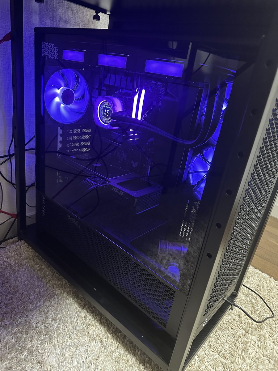 den272905's tweet photo. 新しいつよつよPC組んだ！！
これでVR高画質で出来るし人多いインスタンスでも平気なはず…！！ https://t.co/QyuYFAPj2I