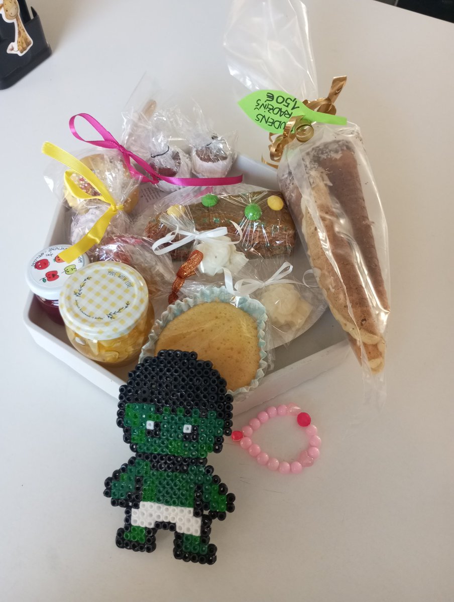 Šodien rīta cēliens darbā iesākās ar 2.-3.klašu Miķeļdienas tirdziņu. Es iegāju katrā klasē un nopirku kaut ko, arī šo skaisto paplāti.
Prieks par bērnu entuziasmu un dažādo piedāvājumu.