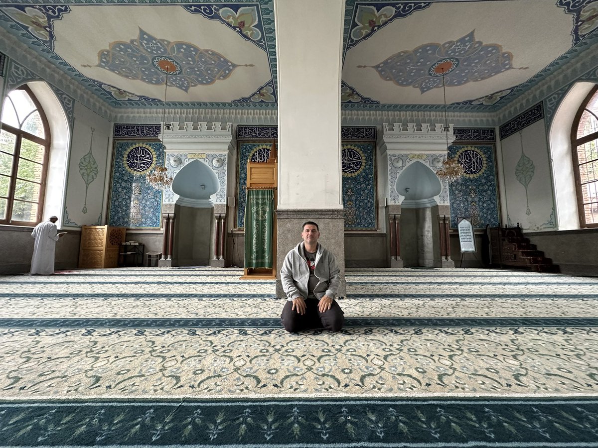 pasam1963's tweet image. Osmanlı’dan sonra Tiflis’te 2 camii kalıyor. Biri sünnilerin diğeri şiilerin camii. Şiilerin camii depremde yıkılınca Sünnilerin camisini ortak kullanma kararı almışlar tek kubbe altında 2 farklı mezhepe bağlı camii. CUMA MESCİDİ