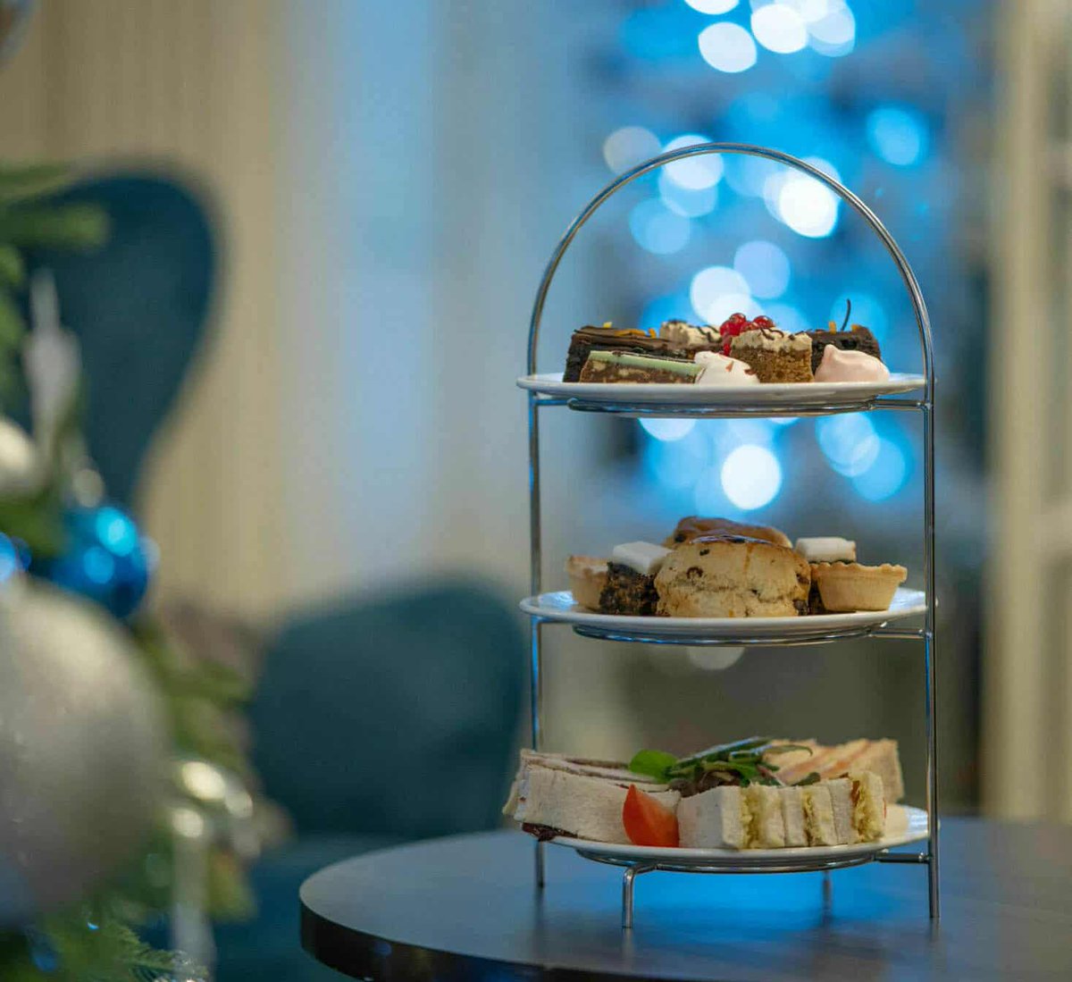 🎄✨ Celebrate Christmas in style with a festive afternoon tea at St George’s Hotel, accompanied by the swinging @thequaynotes! Sunday 14th Dec – treat yourself to a joyful, memorable experience.

Book now: stgeorgeswales.co.uk/celebration-ev…
