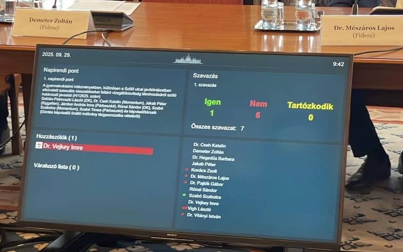criticaledgehun's tweet image. Kész, erről ennyit, itt a teljes beismerés.

Szőlő utcai javítóintézet: a Fidesz-KDNP képviselői ma az Országgyűlés Igazságügyi Bizottságában leszavazták a vizsgálóbizottság felállítását.

Ha erre sem képesek, akkor kurvára kell takargatni valamit. Ennyit a Fidesz féle…