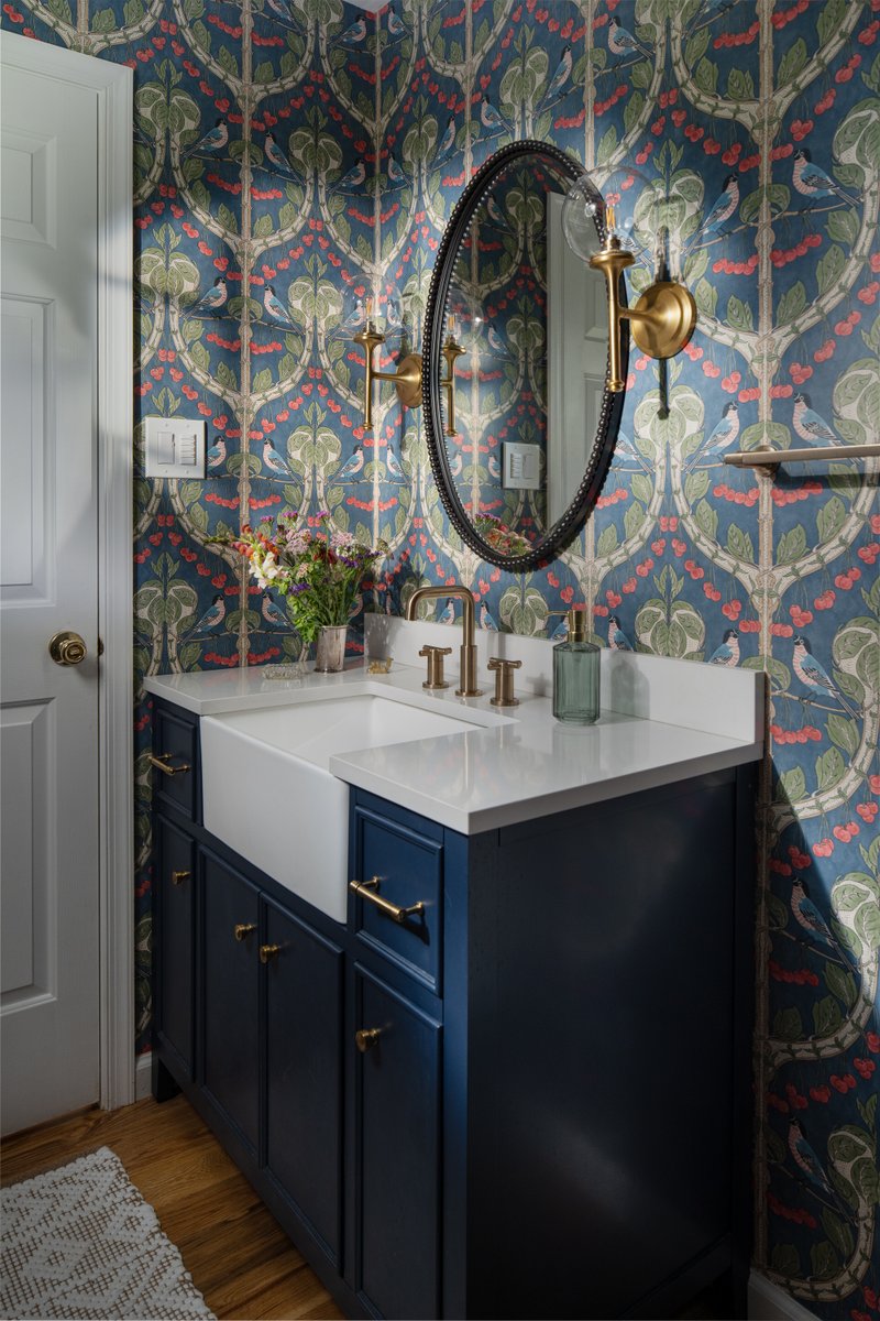 KeyIntDesigner's tweet image. This renovation shows the power of thoughtful design. Bucks County's Armitage Interiors refreshed every detail: a teal-tiled kitchen, a powder room with bold pattern, and a light-filled bath that balances modern comfort with timeless character.
bit.ly/46z1cl6