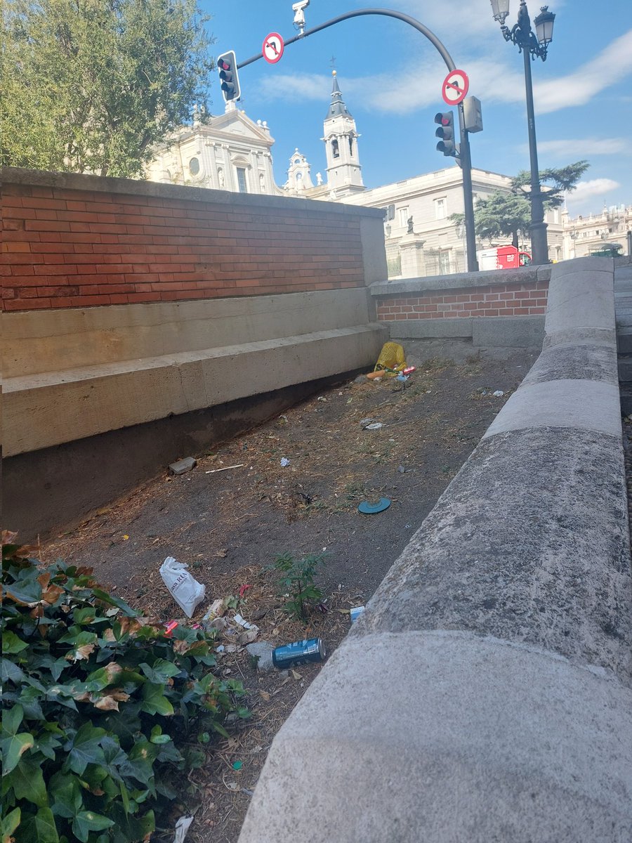 1matisapy's tweet photo. @Lineamadrid Calle Bailén, escaleras del Viaducto, abandono, suciedad,  falta de papeleras, por favor actúen. https://t.co/Xa8CDBL6xu