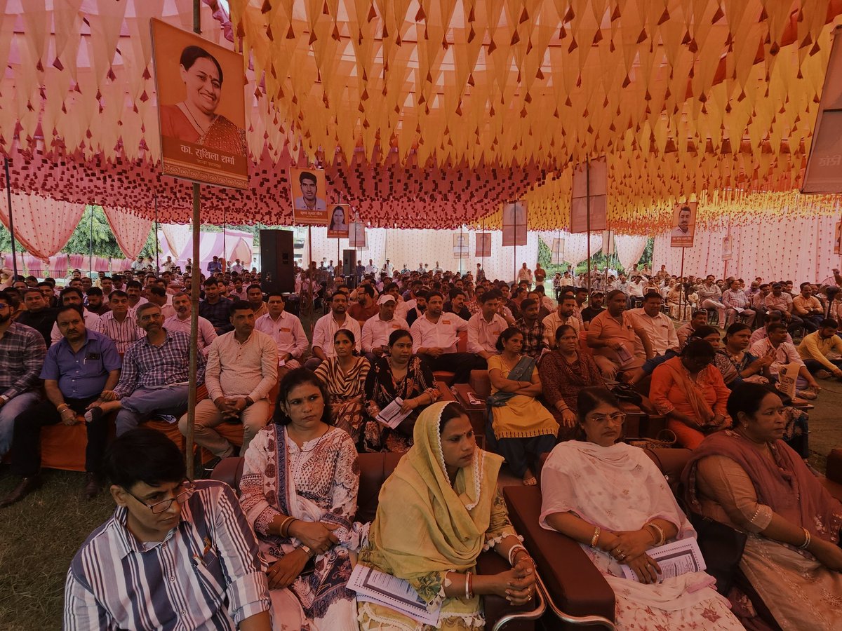 NRMU की दिल्ली मंडल की डिवीज़नल कॉउन्सिल की बैठक जारी है। शुभारम्भ महामंत्री आदरणीय <a href="/ShivaGopalMish1/">Shiva Gopal Mishra</a> जी, एस के त्यागी जी, प्रवीणा सिंह जी, मंडल के मंत्री अनूप शर्मा जी, अध्यक्ष राजेंद्र भारद्वाज जी ने दीप प्रज्वलित कर किया। <a href="/drm_dli/">DRM Delhi NR</a> की उपस्थिति ने कार्यक्रम की गरिमा और बढ़ा दी।