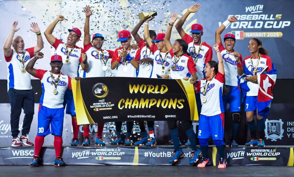 #Cuba vuelve a coronarse campeona mundial juvenil de Baseball5. Nuestro querido cuatro esquinas brilla con luz propia en lo más alto. Este triunfo es un orgullo para toda la nación, logrado por una generación que defiende con pasión un deporte que nació en nuestros barrios.