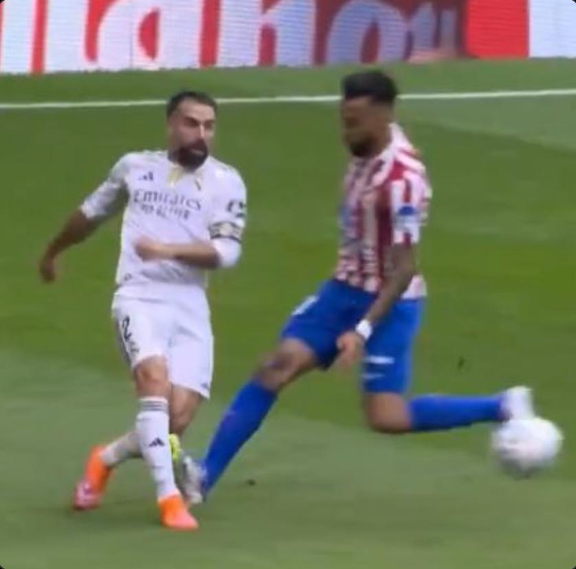 anjaderef's tweet photo. ❌Debió mostrarse TR 🟫 al jugador del AT. Madrid. 
"Las entradas o disputas del balón que pongan en peligro la integridad física de un adversario o en las que el jugador se emplee con fuerza excesiva o brutalidad deberán sancionarse como «juego brusco y grave»" https://t.co/ykGLeqdRvl