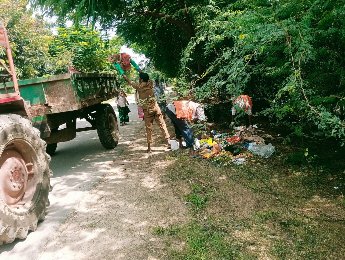 DCBOLLARAM's tweet photo. As a part of #SHS2025 sanitation workers cleaning public places at 13th ward.
 #SwachhataHiSeva2025 #Swachhotsav
@SwachhBharatGov
@SwachhBharat
@MoHUA_India
@MoJSDDWS
@tksreedevi
@cdmatelangana
@RoopaMishra77
@TelanganaCMO https://t.co/qxJK7undeS