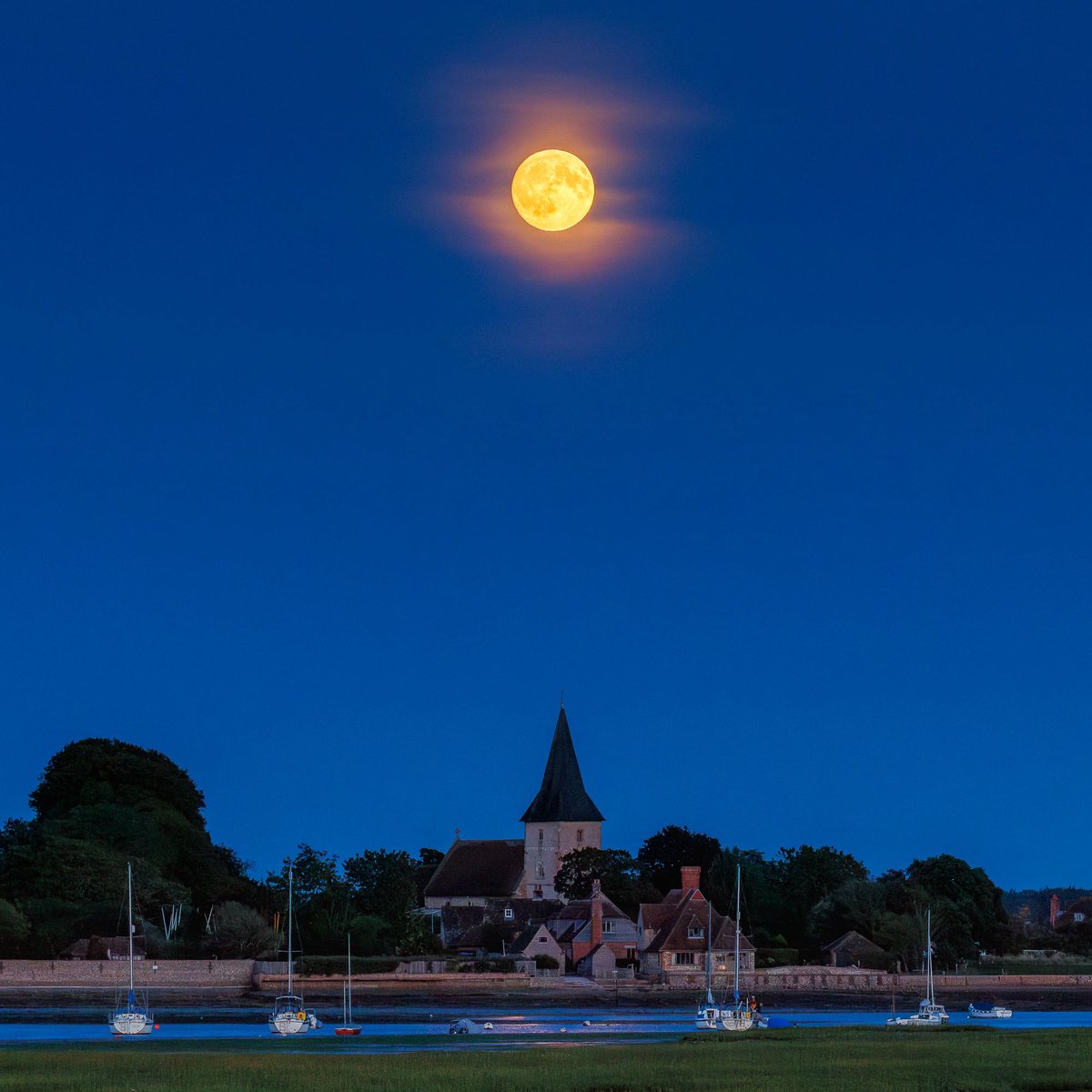 AlexanderSwyer's tweet photo. The rising moon at Bosham harbour. #FSPrintMonday @CanonUKandIE https://t.co/nei5LDPSrv