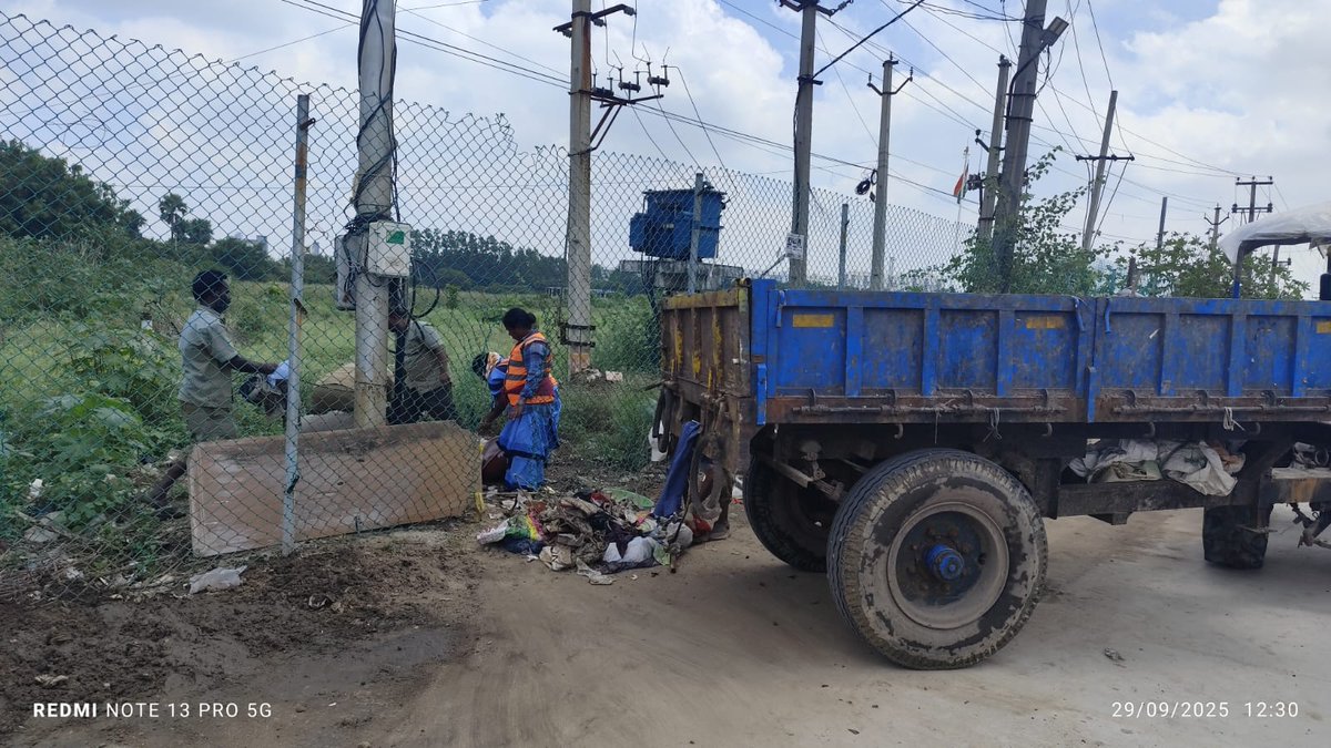 DCBOLLARAM's tweet photo. As a part of #SHS2025 sanitation workers cleaning public places at 13th ward.
 #SwachhataHiSeva2025 #Swachhotsav
@SwachhBharatGov
@SwachhBharat
@MoHUA_India
@MoJSDDWS
@tksreedevi
@cdmatelangana
@RoopaMishra77
@TelanganaCMO https://t.co/qxJK7undeS