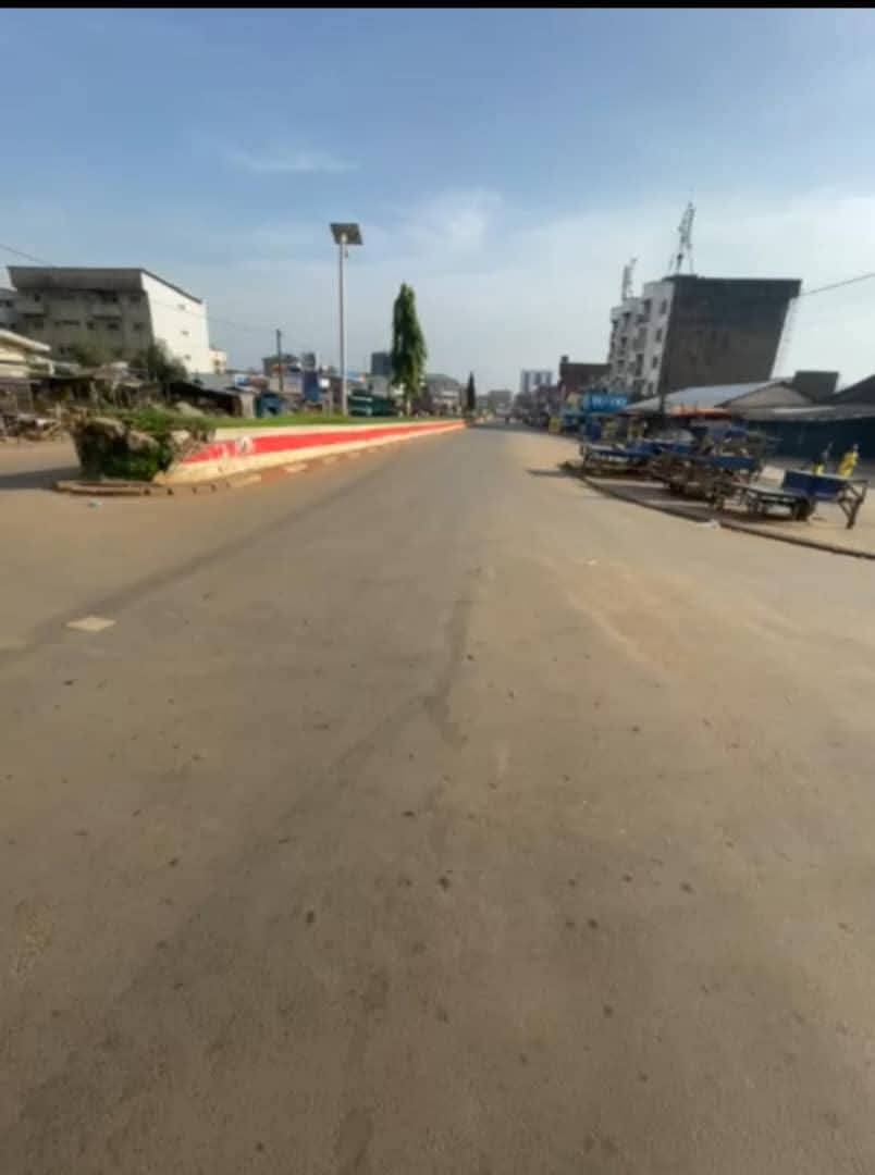 IntelsMag's tweet photo. NW/SW Cameroon: 4th week of separatist lockdown cripples life. Schools, businesses shut; families struggle. Political campaigns kick off, but will promises bring change? Speculation of 2 more weeks of restrictions looms.
#CameroonCrisis #NWSW #Cameroon #paulbiya 😢 https://t.co/ZnQYtkg96f