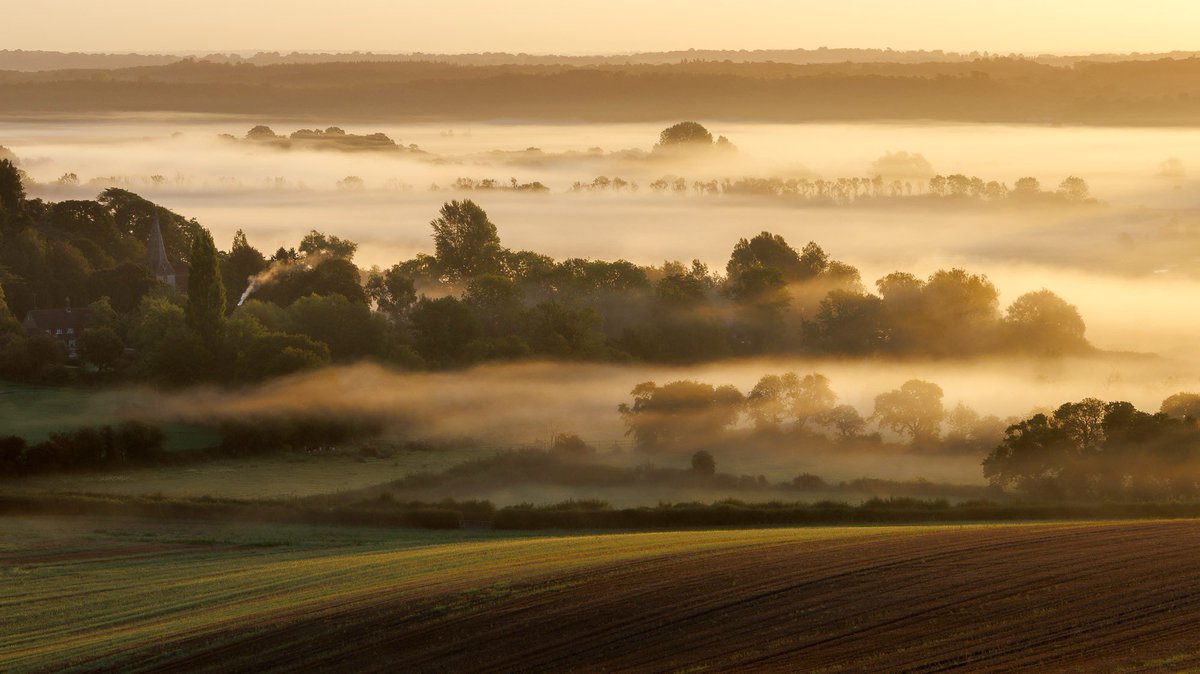 AlexanderSwyer's tweet photo. Dawn on the South Downs in West Sussex #FSPrintMonday @CanonUKandIE https://t.co/yyWjGHHelb