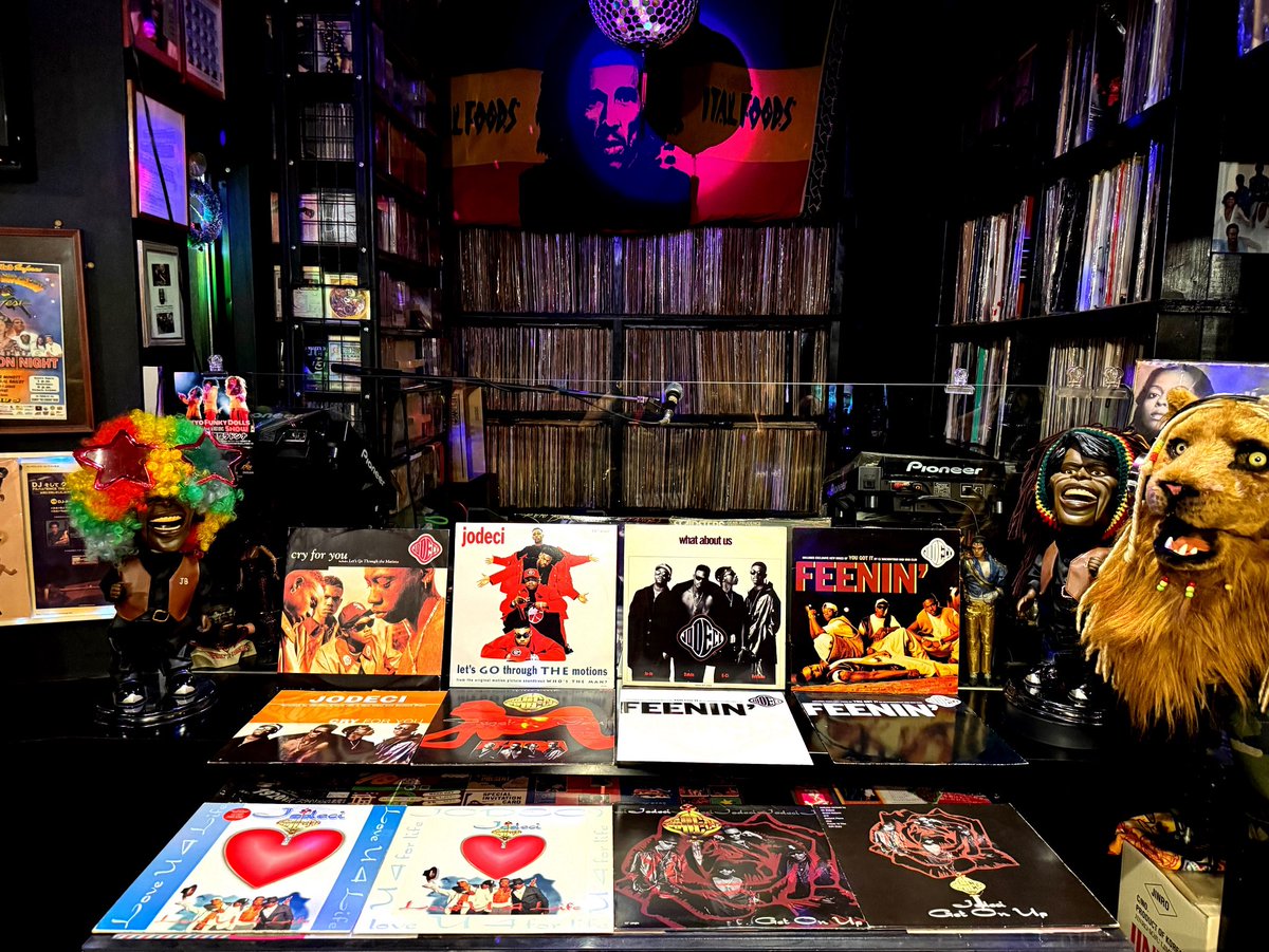 DST_DJ_Taka's tweet photo. 今日9月29日(月)はDeVanté Swingさんが56歳の誕生日。
大人気Jodeciでのご活躍はもちろん、Timbaland、Missyなどを発掘し世界に送り出しましたH.B.D. !!!

Freak'N You
https://t.co/qlpFhAuAe8

#musicbar #soulbar #高円寺 #dst #dopesoultraxx #Jodeci  #devante https://t.co/iGfnLezJ9U