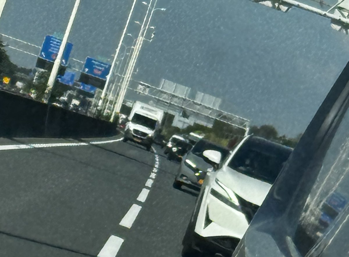 De spitsstroken in Midden-Nederland zijn dicht vanwege een storing bij <a href="/RWSverkeersinfo/">Rijkswaterstaat Verkeersinformatie</a> maar zojuist op de A28 bij Amersfoort gaan tientallen automobilisten door de rode kruizen heen. Bizar gezicht zeg.