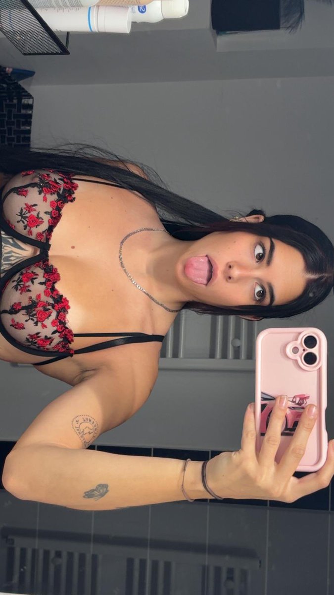 Vik1660622's tweet photo. https://t.co/Xz2ngyqv71 
Je suis en petite tenue dans ma chambre qui me rejoint? 😘 https://t.co/cI3KT6lcnA