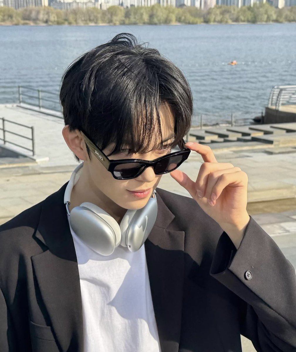 longpilled's tweet image. 𝙇𝙤𝙫𝙚 𝙍𝙚𝙨𝙩𝙤𝙧𝙖𝙩𝙞𝙤𝙣 𝙎𝙚𝙧𝙫𝙞𝙘𝙚

a geonlong / woolong au

Nielo yang sebel harus satu mata kuliah manajemen panggung dan pertunjukan sama katingnya; Ginan—mahasiswa sendratasik yang susah banget dateng tepat waktu.