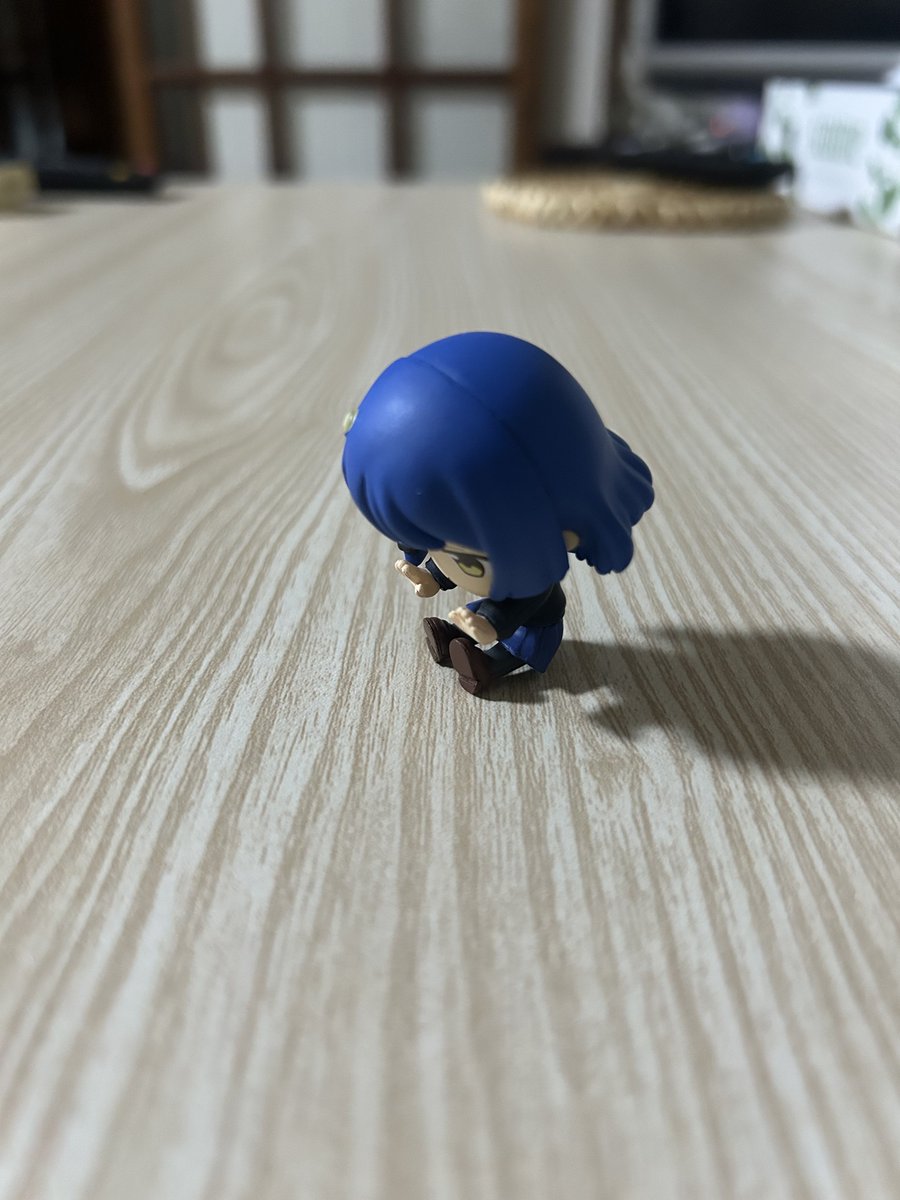すってんころりんフィギュアなので尻餅が正しい形（1枚目）なんだけどバランスが良いので焚き火で暖を取ってる風（2枚目）でも飾れるのかわいい