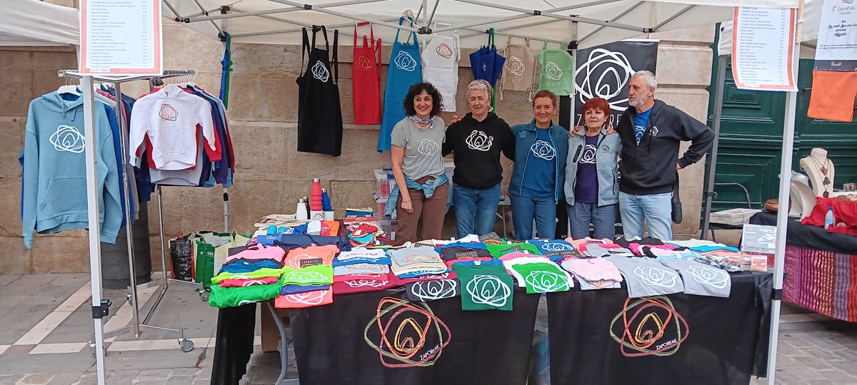 Ayer se celebró San Fermin txiki y nuestros voluntarios de Pamplona no se perdieron la ocasión para visibilizar a Zaporeak
[eus]Atzo ospatu zen San Fermin txiki eta Iruñeko gure boluntarioek ez zuten Zaporeak ikustarazteko aukera galdu.Eskerrik asko eguna gurekin partekatzeagatik