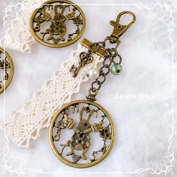 felice7handmade's tweet photo. ビーズアクセサリー｜ https://t.co/wkAeIec2vn 

「不思議の国のアリス」をモチーフにした懐中時計型のチャームを使ってみました

丸い部分だけで直径４ｃｍあります✨

#不思議の国のアリス #キーチャーム https://t.co/UD184SNm4c