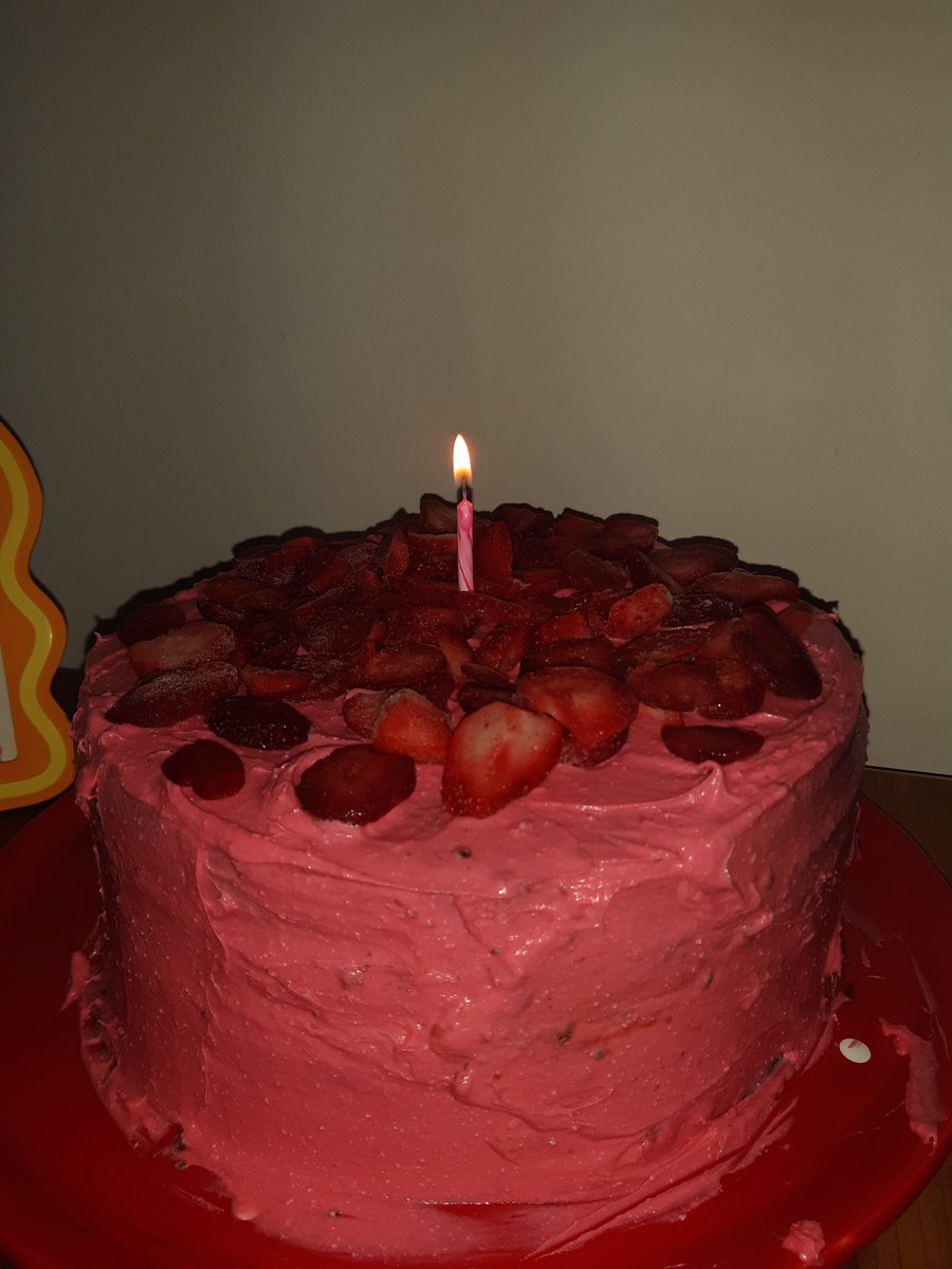 erkek arkadaşımla birinci yılımızı kutlama pastamıza bakınız ben yaptım 🎀