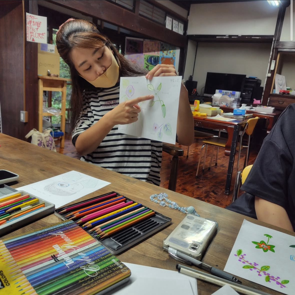 先週、「Feel度Work」を行いました！
みんなでお散歩して、身近なものを発見して写真に撮って、絵に描いて、みんなで共有して🌳
元々持っている好奇心をフルに使って、みんなでお喋りもしながら楽しく♪

来月は、27日(月)13:00〜ありますので、是非ご参加ください🌱
お問い合わせはSTEPハウスまで♪
