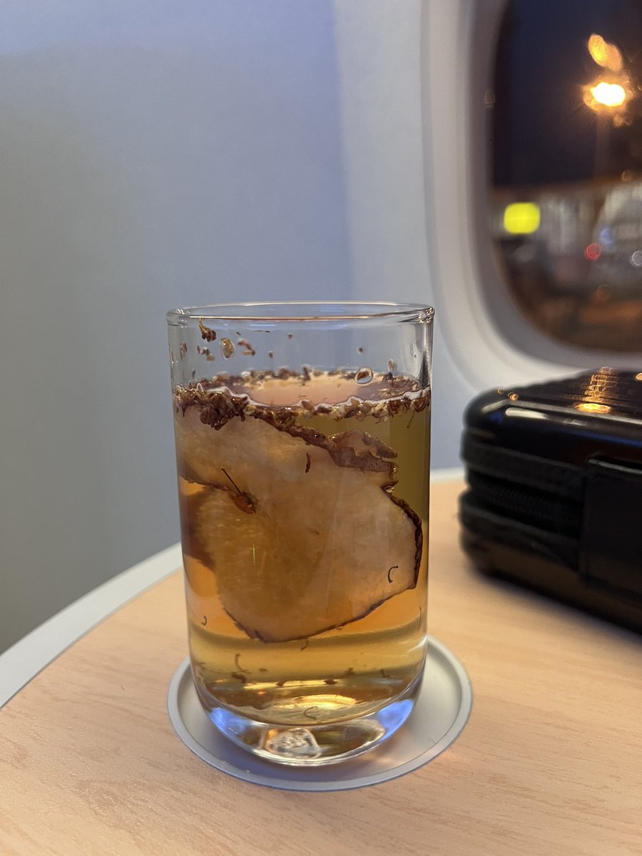 Yesterday’s drinks left my stomach uneasy.
So even when the flight attendant suggested “a little champagne to settle it,” I went with hot tea instead.

China Southern’s pear white tea turned out to be exactly that — pear, and white tea.
Simple, oddly comforting.

#YoungsTravel