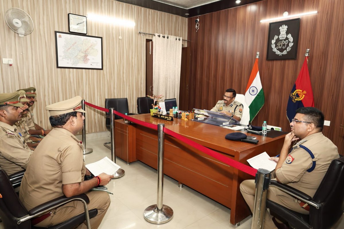 पुलिस कमिश्नरेट वाराणसी के अन्तर्गत थाना लालपुर पाण्डेपुर ,कैंट सर्किल में नियुक्त समस्त विवेचकगण जिनके पास 6 माह से अधिक की  विवेचनाएं लंबित है, की समीक्षा की गई । सर्व सम्बन्धित को विवेचना शीघ्र निस्तारण के सम्बन्ध में आवश्यक दिशा निर्देश दिया गया ।