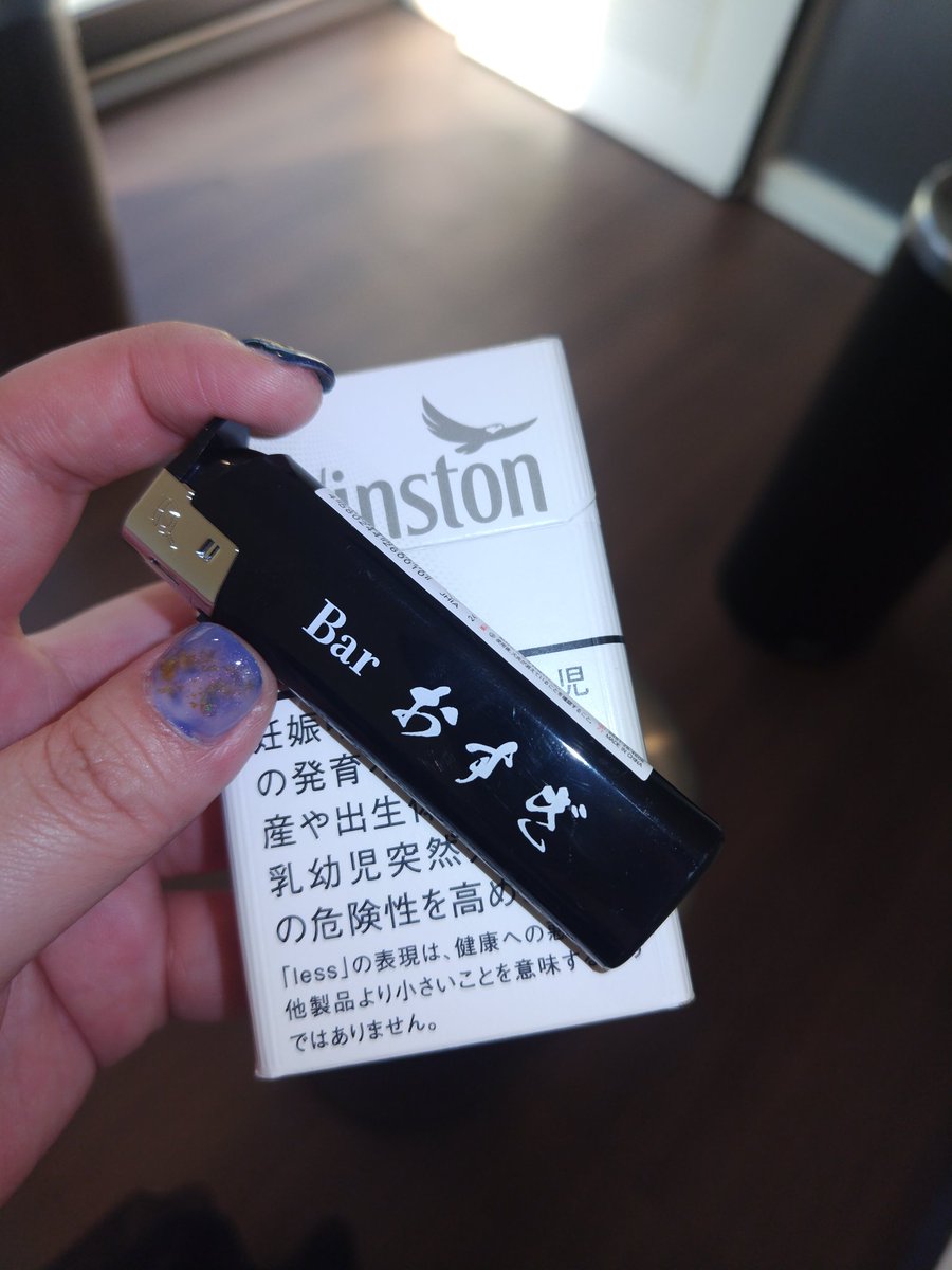 h_youkou's tweet photo. Barおすぎがホテルの会場の雰囲気と相まって場末感がツボだったのとグッズのライターが嬉しかった(笑)

面談では「浴衣の柄でアロハとか作りませんか？」と要望したら「いいねぇ！いいアイディアをありがとう✨」をいただきました🤗

#SUGIZO
#SM温泉
#SM旅行2025
#SOULSMATE
#温泉旅行TOUR2025♨️ https://t.co/2HdIcINpIL