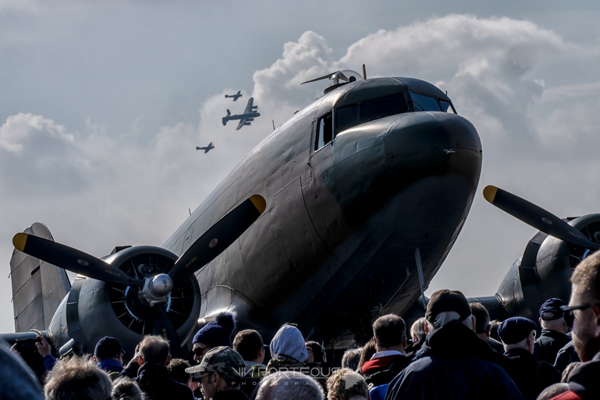 LLA BBMF day last Saturday.

Especially for the last couple of years, its very much more about seeing friends, catching up &amp; remembering those we miss.

It was so lovely to see the Dakota at home &amp; had to capture this image.

<a href="/RAFBBMF/">RAF BBMF</a> <a href="/BBMF_Sugden/">Suggs</a> <a href="/BBMF_Ernie93/">OC BBMF - Paul ‘Ernie’ Wise</a> <a href="/Seb_Lanc99/">Seb Davey</a>