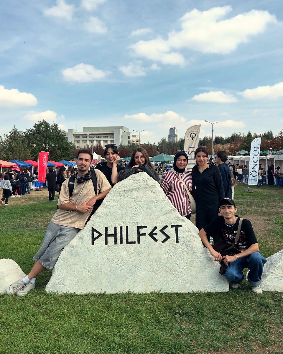 PhilFest’25 Bilkent Felsefe Şenliği, düşüncenin gücünü kutlayan ilham verici bir buluşma oldu. Klinik Felsefe, Umudun Felsefesi ve Hak İhlali Olarak Yoksulluk gibi güncel konulara dair söyleşilerle zenginleşen etkinlikte, katılımcılar felsefi topluluklarla etkileşime geçti,
