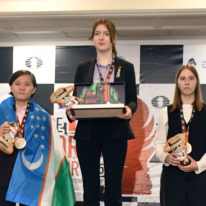 OnTheQueenside's tweet image. On top of the world!!! 🤩

📷: Patricia Claros Aguilar
#chess #womeninchess
