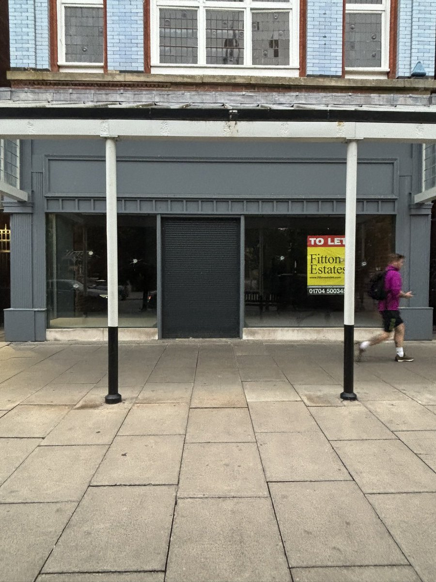 Hi <a href="/seftoncouncil/">Sefton Council</a> This property on Lord Street looks very dangerous. I am concerned this could break and hurt someone. Please could you look into this before someone is hurt? 
Thank you.