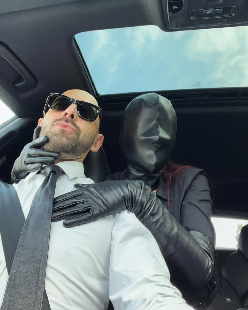 Think I just got kidnapped by my leather-clad queen mid-commute... her gloved hands on my tie? Total thrill! Who's plotting my next escape?  #leathermask #bondage #abducted #捆绑 #catwhips