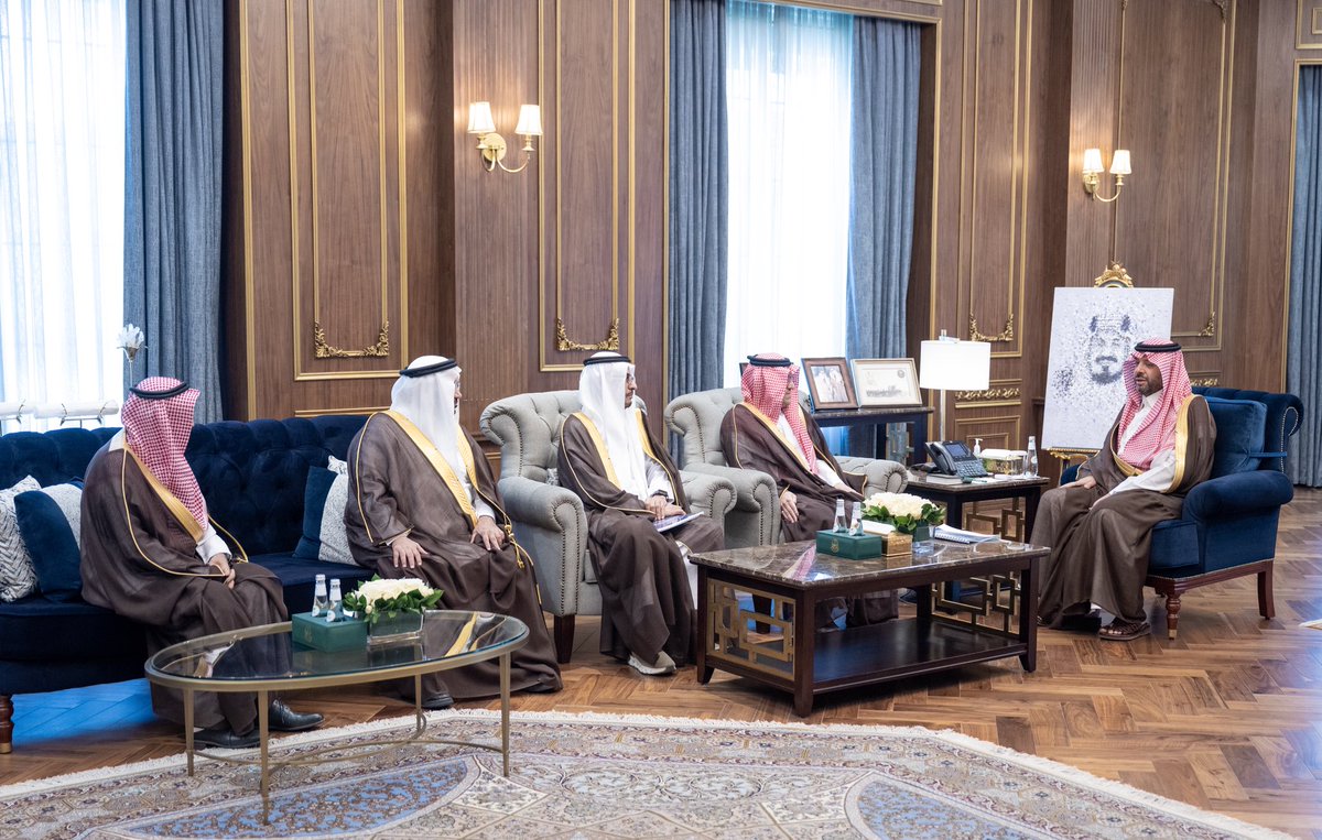 سمو #أمير_الحدود_الشمالية يبحث المزايا النسبية للاقتصاد بالمنطقة مع الغرفة التجارية والجمعية السعودية الاقتصادية 

spa.gov.sa/N2410175