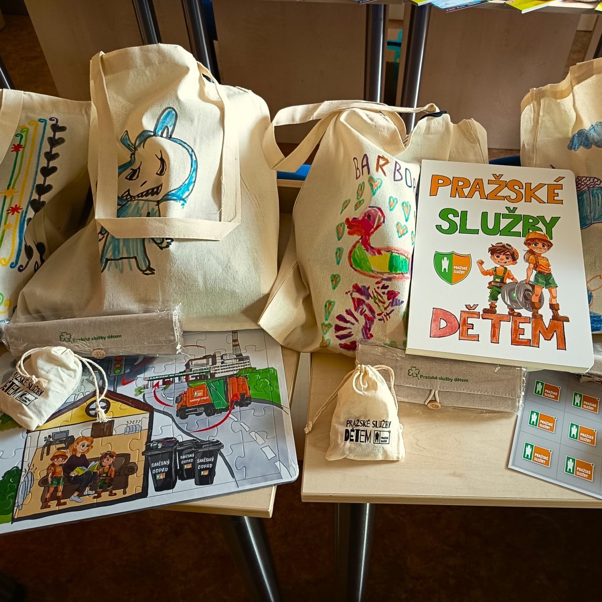 Jsme Pražské služby a rádi vzděláváme i ty nejmenší. 👩‍👦📗 Tentokrát od nás dostaly edukativní materiály děti zdravotníků. Naučí se díky tomu hravou formou například to, jak funguje odpadové hospodářství, ZEVO Malešice nebo péče o pořádek v našem městě. 🗑️🌱