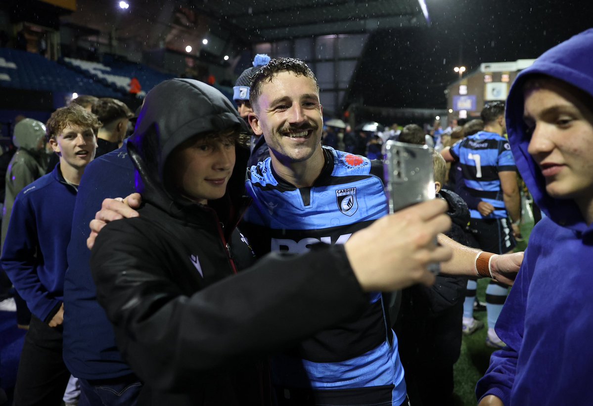 Cardiff_Rugby's tweet image. One team! 🔵⚫️

#YmlaenCaerdydd