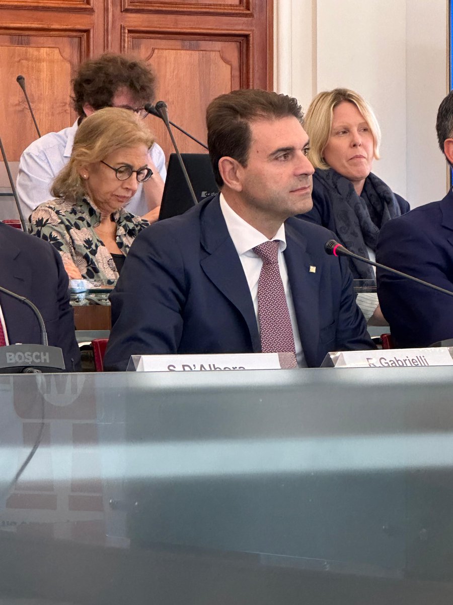 MakerFaireRome's tweet photo. 🎙️ Roberto Gabrielli, di Intesa San Paolo  «#makerfaire è un’occasione unica per dare voce all’innovazione che nasce nei territori. sosteniamo chi costruisce valore con idee concrete e visione» 🚀🌱
«crediamo in una finanza che abilita crescita, inclusione e sostenibilità» 💡🤝
#mfr25 #startup #innovazione #makerfairerome