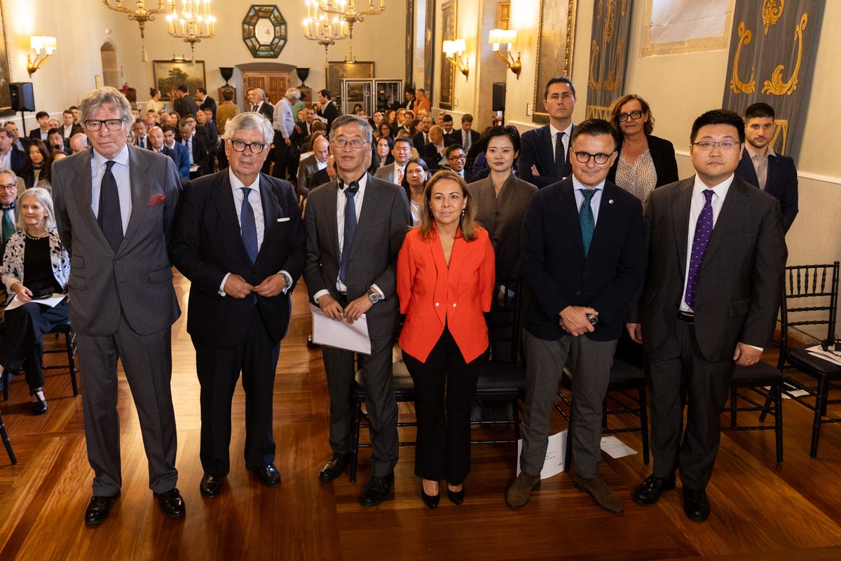 JoseGonVaz's tweet photo. Avogamos polo reforzo das relacións comerciais para impulsar a internacionalización das nosas empresas.
Participamos no foro "Oportunidades de cooperación e investimento entre empresas galegas e chinesas" organizado pola @CEG_Galicia en colaboración coa @CCompostela e #SWSpain https://t.co/G4hJpambw2