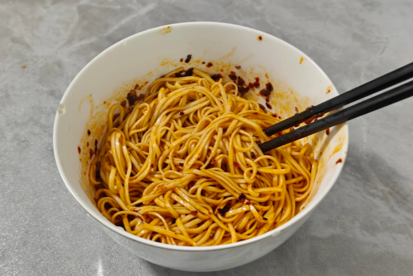 OpenThreesheep's tweet image. 【从零开始的烹饪学习】——老干妈拌面，作为新手入门第一餐和简单的晚饭都刚刚好。
难度指数：⭐️
食材准备：水 1 升，面量 120 克，老干妈 15ml ，酱油 5ml
小小贴士：用筷子挑起一根面，面能自然地从筷子上滑落的时候，再煮 30 秒口感最筋道😋😋😋
#美食 #HowToCook #Food