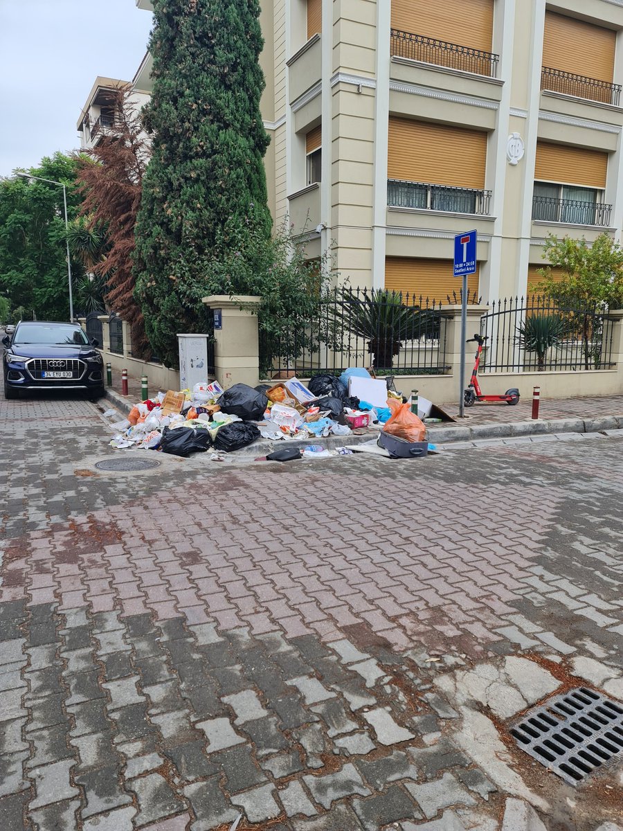 Bostanlı 6347.sokak köşesi. Haftalardır buraya çöp atılıyor. Etraftaki kameralardan incelenip bu kişiler bulunup cezalandırılmalı. <a href="/izmirhim/">İzmir HİM</a> <a href="/karsiyaka_bel/">Karşıyaka Belediyesi</a> <a href="/EmniyetIzmir/">İzmir Emniyet Müdürlüğü</a>