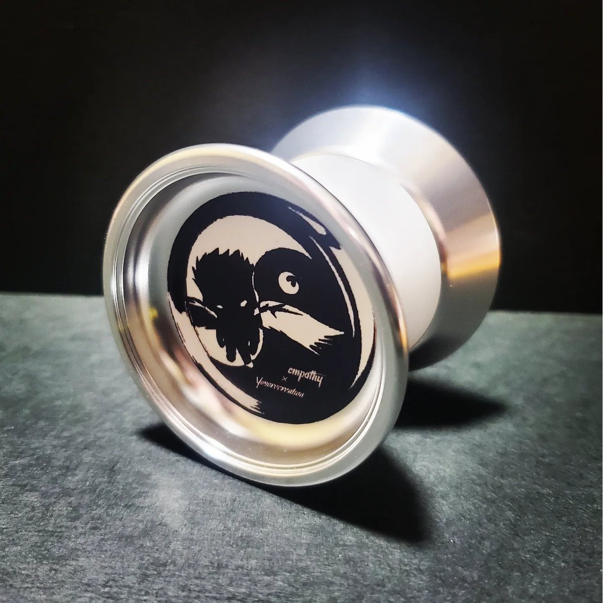 sho_1_glowedge's tweet image. はい、ヤっちゃいました😜
どうしても私の中ではこう見えたんです…
発売当初は飛びついて後悔するのではと迷ってましたが素晴らしいほどの現代版ジャム感🎶
リスペクトも含めリデザインしたステッカーを組み合わせました💕
自画自賛ですが最高です👍✨️
#ヨーヨー
#empty
#empathy 
#yoyorecreation