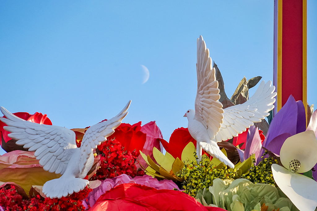 ChinaDaily's tweet image. #China&apos;s #NationalDay is quickly approaching! To honor this day of national pride, a large flower basket titled &quot;Blessing the Motherland&quot; has been assembled in the center of #Beijing&apos;s #Tiananmen Square. 💐 An arrangement of artificial flowers, the massive flower display is…