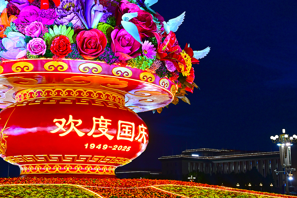 ChinaDaily's tweet image. #China&apos;s #NationalDay is quickly approaching! To honor this day of national pride, a large flower basket titled &quot;Blessing the Motherland&quot; has been assembled in the center of #Beijing&apos;s #Tiananmen Square. 💐 An arrangement of artificial flowers, the massive flower display is…