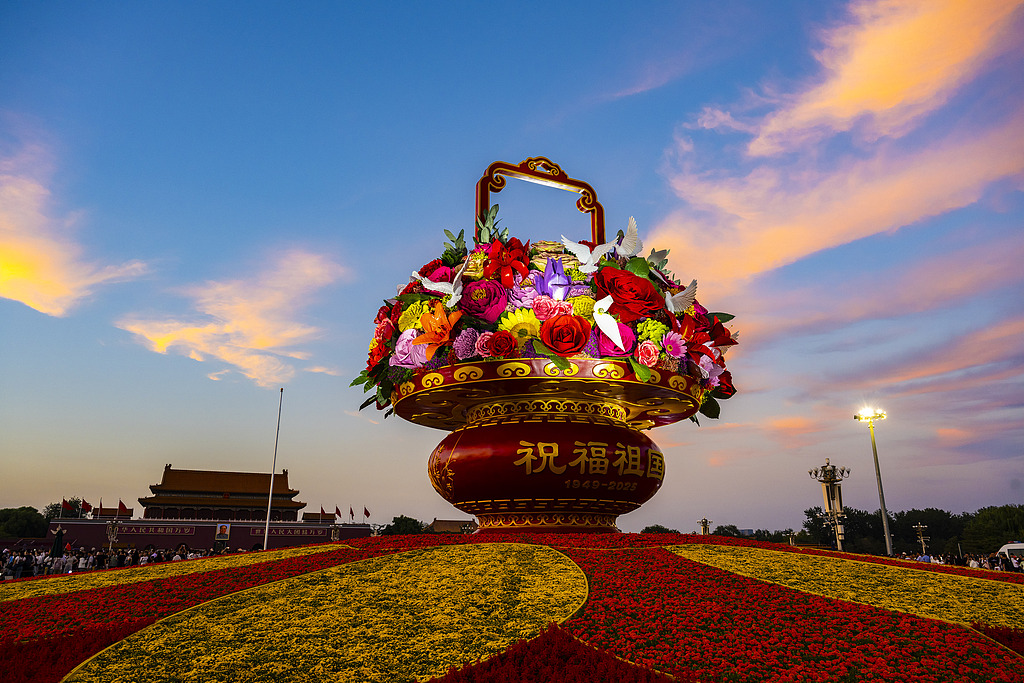ChinaDaily's tweet image. #China&apos;s #NationalDay is quickly approaching! To honor this day of national pride, a large flower basket titled &quot;Blessing the Motherland&quot; has been assembled in the center of #Beijing&apos;s #Tiananmen Square. 💐 An arrangement of artificial flowers, the massive flower display is…