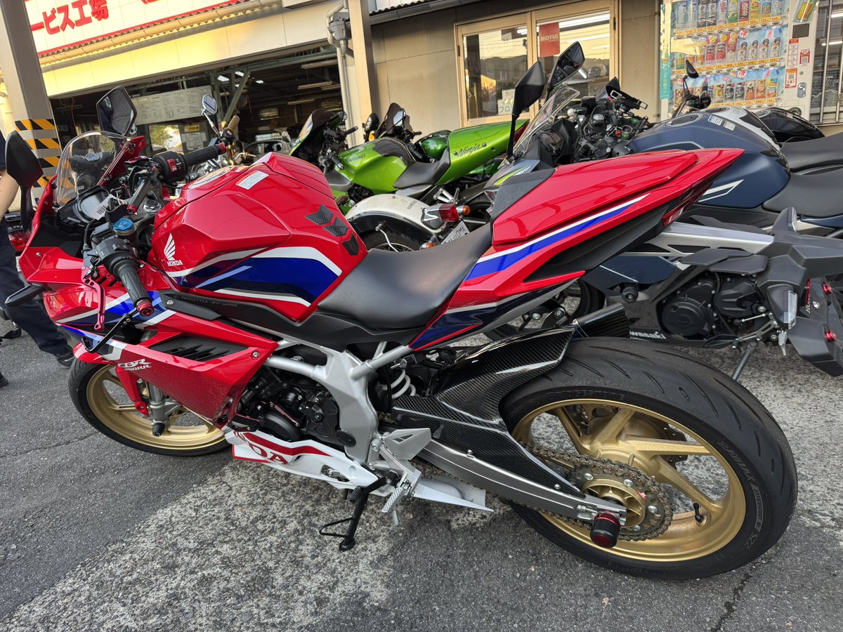 お世話になってるバイク屋さんからニダボが入庫したって連絡あったから見に行ってみた👀