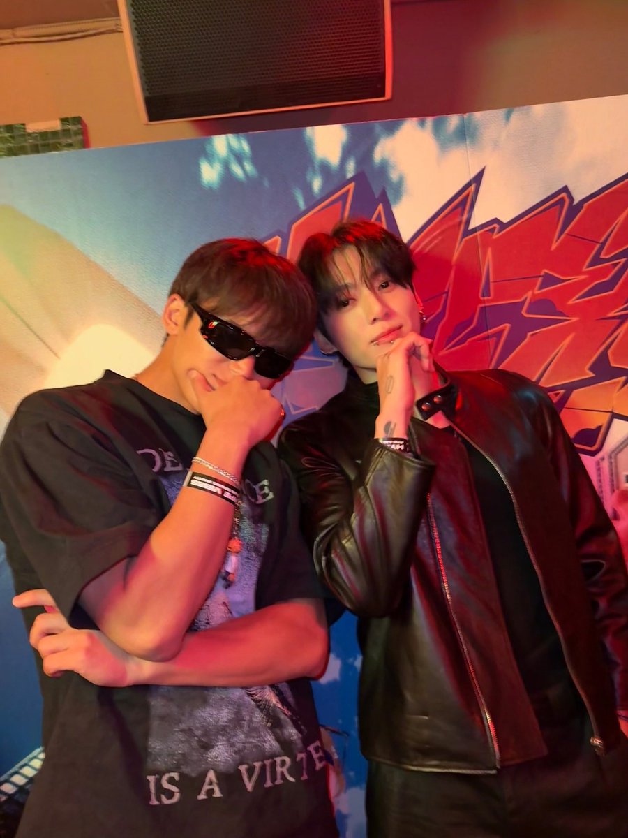 FOTOS NOVAS DO JUNGKOOK!!! aqui ele ainda tava com o falecido piercing 🥹