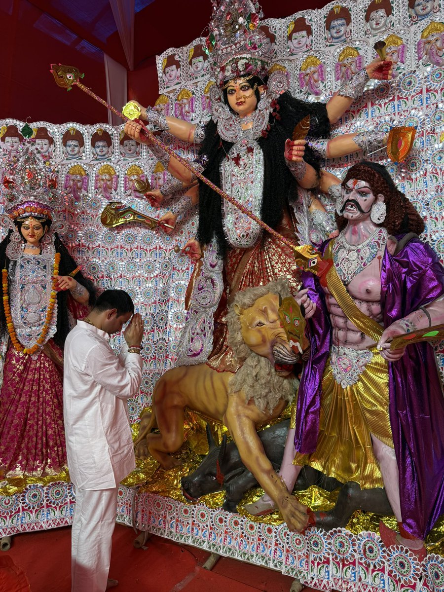TejYadav14's tweet photo. आज शारदीय नवरात्रि के महासप्तमी के दिन अपने बांके बिहारी मंदिर में मां दुर्गा जी के साथ माता लक्ष्मी, मां सरस्वती, भगवान गणेश और भगवान कार्तिकेय जी  की प्रतिमा का विधिवत मंत्रों उच्चारण के साथ प्राण प्रतिष्ठा किया।

हम माँ देवी दुर्गा से यही प्रार्थना करते हैं  कि मां के आशीर्वाद से इस नवरात्रि देशवासियों के जीवन में समृद्धि और खुशियां प्राप्त हो।

#navratri 
#maadurga 
#maakalratri 
#janshaktijantadal