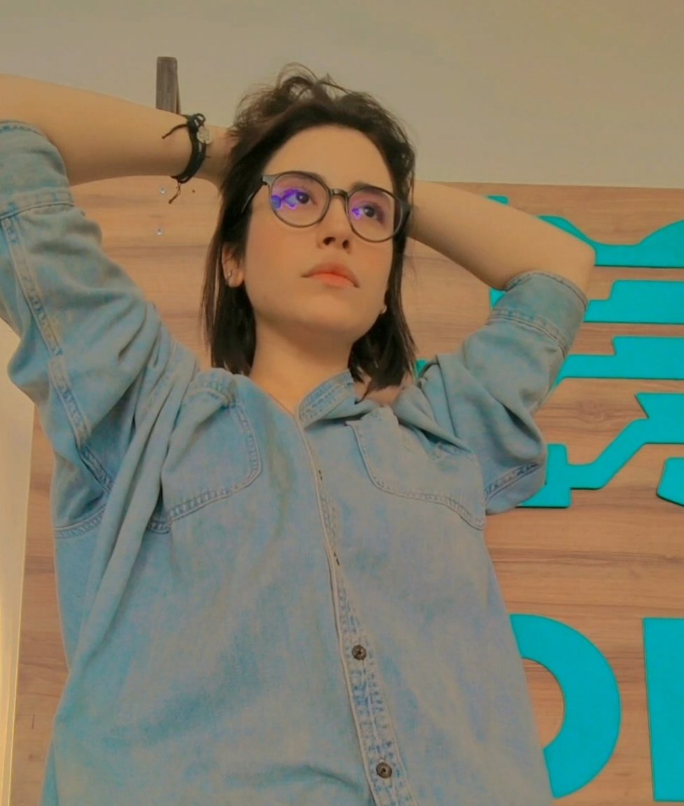 تصویر شکارشده از یک کارمند دون‌پایه‌ که داره با گردن‌درد درباره‌ی آنلاین‌شاپ زدن و پول پارو کردن خیال‌پردازی می‌کنه: